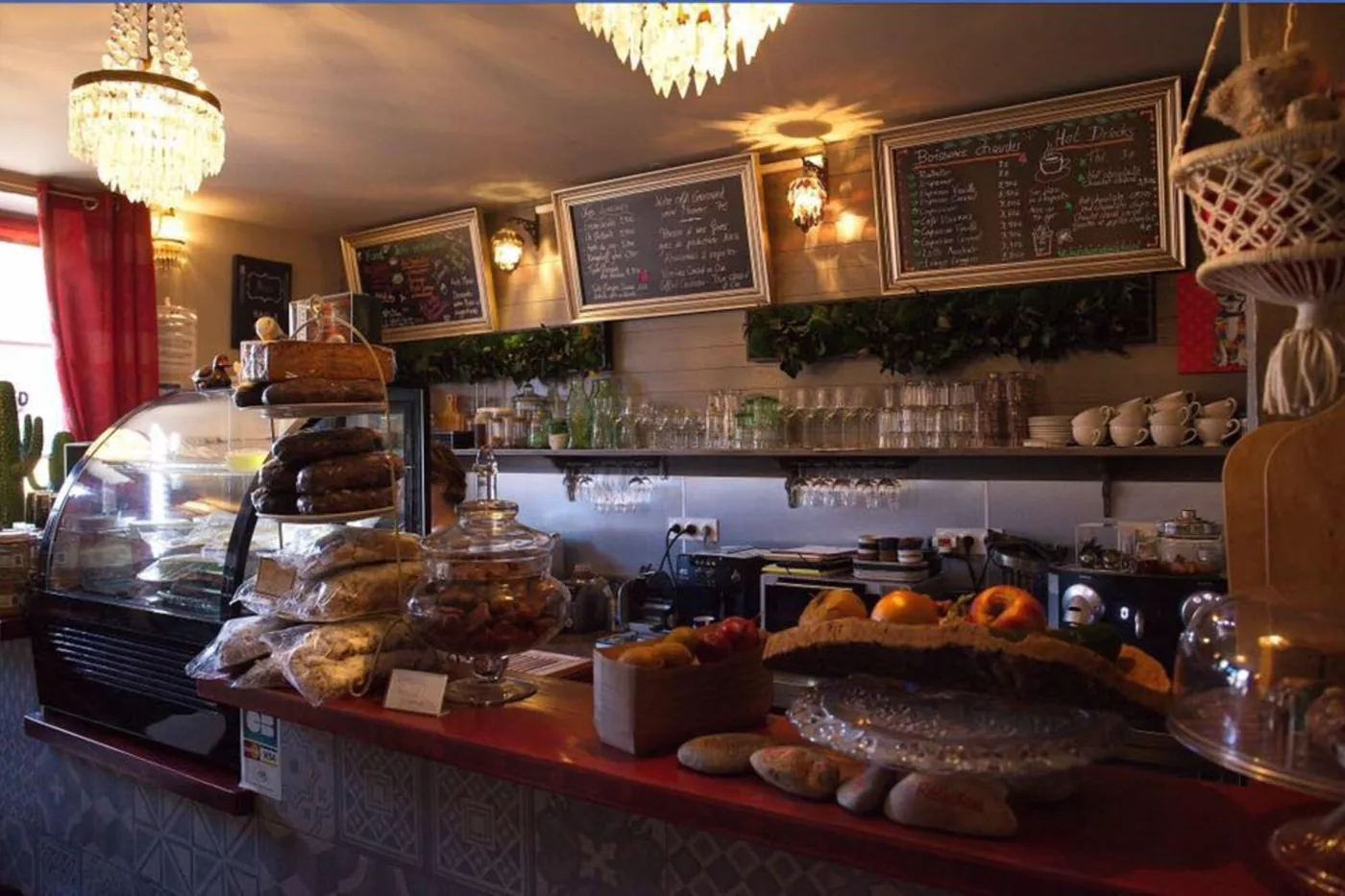Le comptoir, ses lustres et ses gâteaux