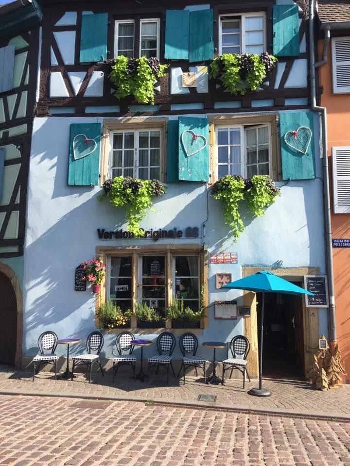 La vraie façade, volets turquoise et cœurs découpés