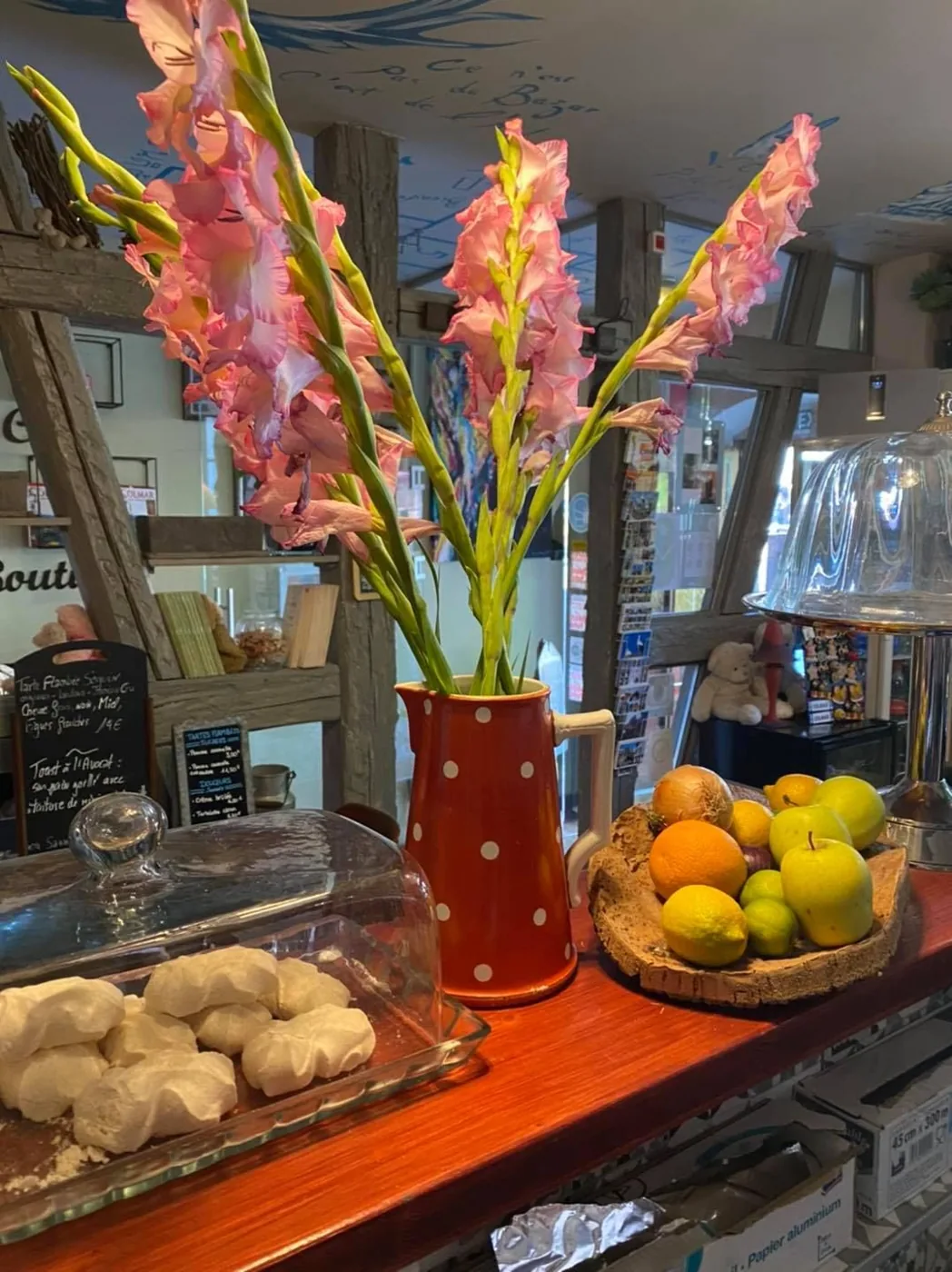 Le comptoir, ses fleurs et ses fruits